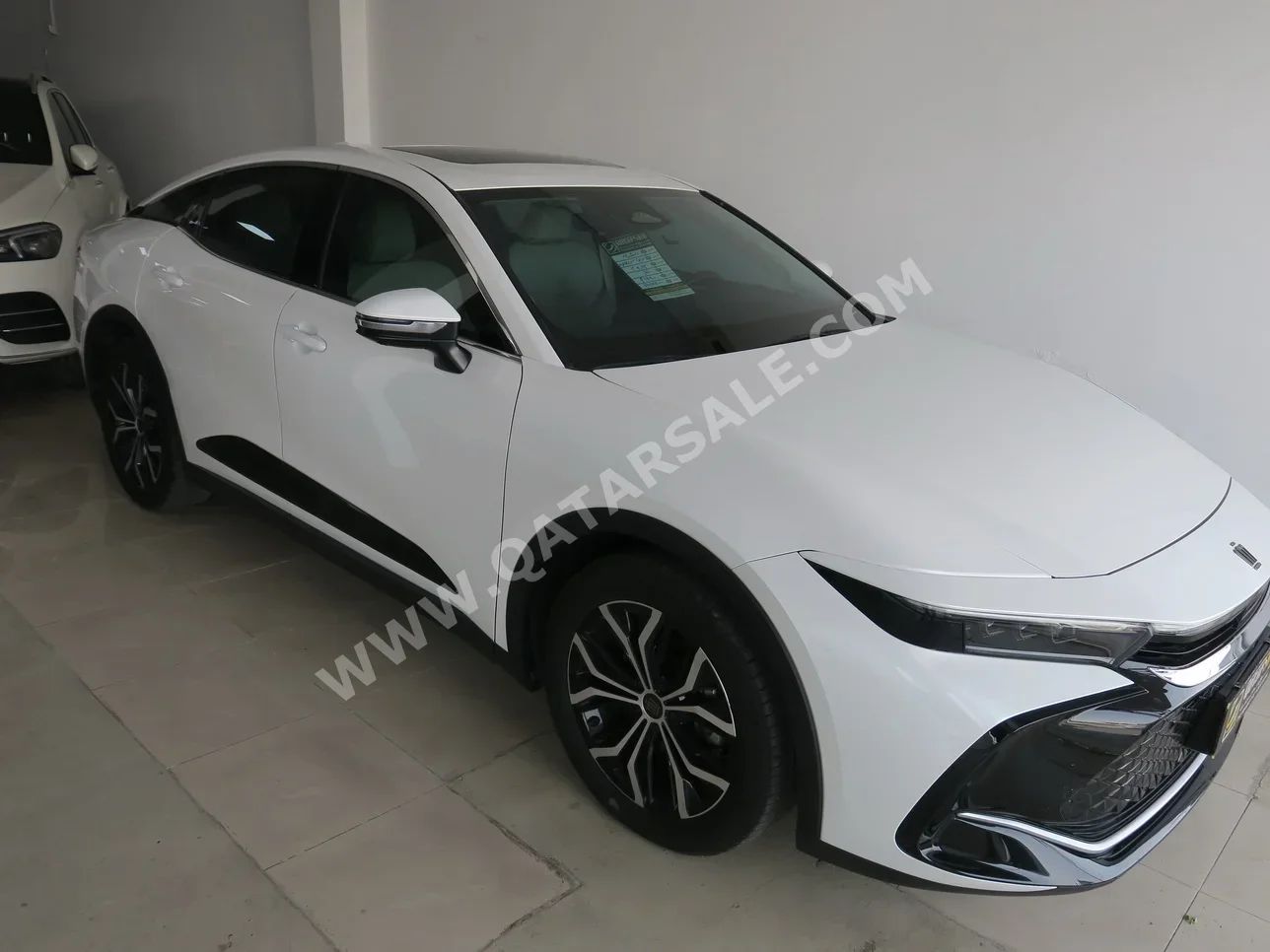 Toyota  Crown  2023  Automatic  13,000 Km  4 Cylinder  Front Wheel Drive (FWD)  Sedan  White  With Warranty