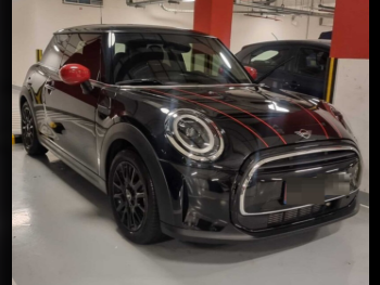 Mini  Cooper  2024  Automatic  20,000 Km  3 Cylinder  Front Wheel Drive (FWD)  Hatchback  Black and Red  With Warranty