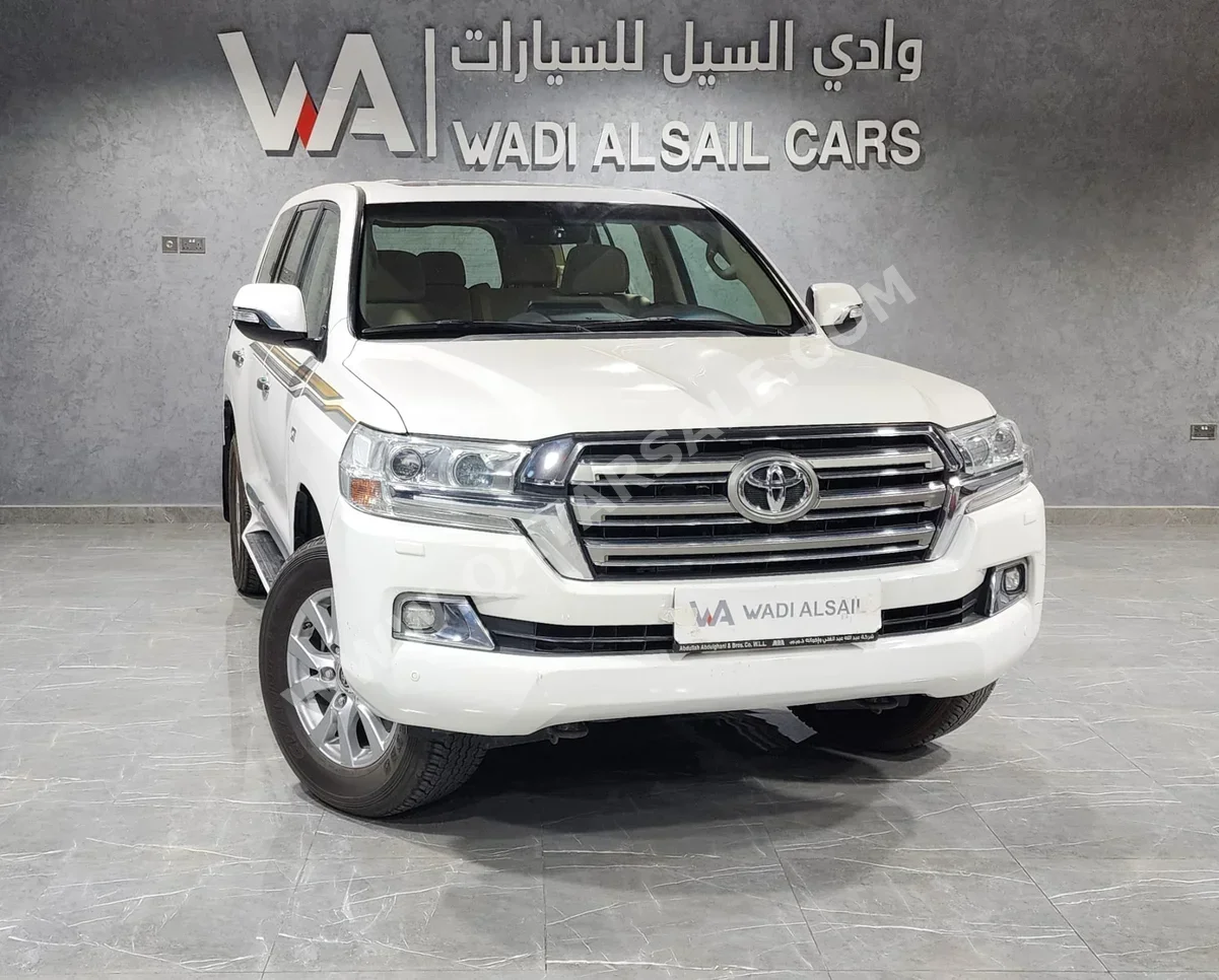 Toyota  Land Cruiser  VXR  2018  Automatic  252,000 Km  8 Cylinder  Four Wheel Drive (4WD)  SUV  White