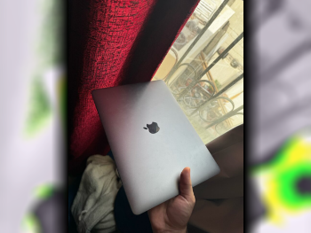 Laptops Apple  - MacBook Pro 13 Inch  2019  - Space Gray  - MacOS  - Intel  - Core i5  -Memory (Ram): 8 GB