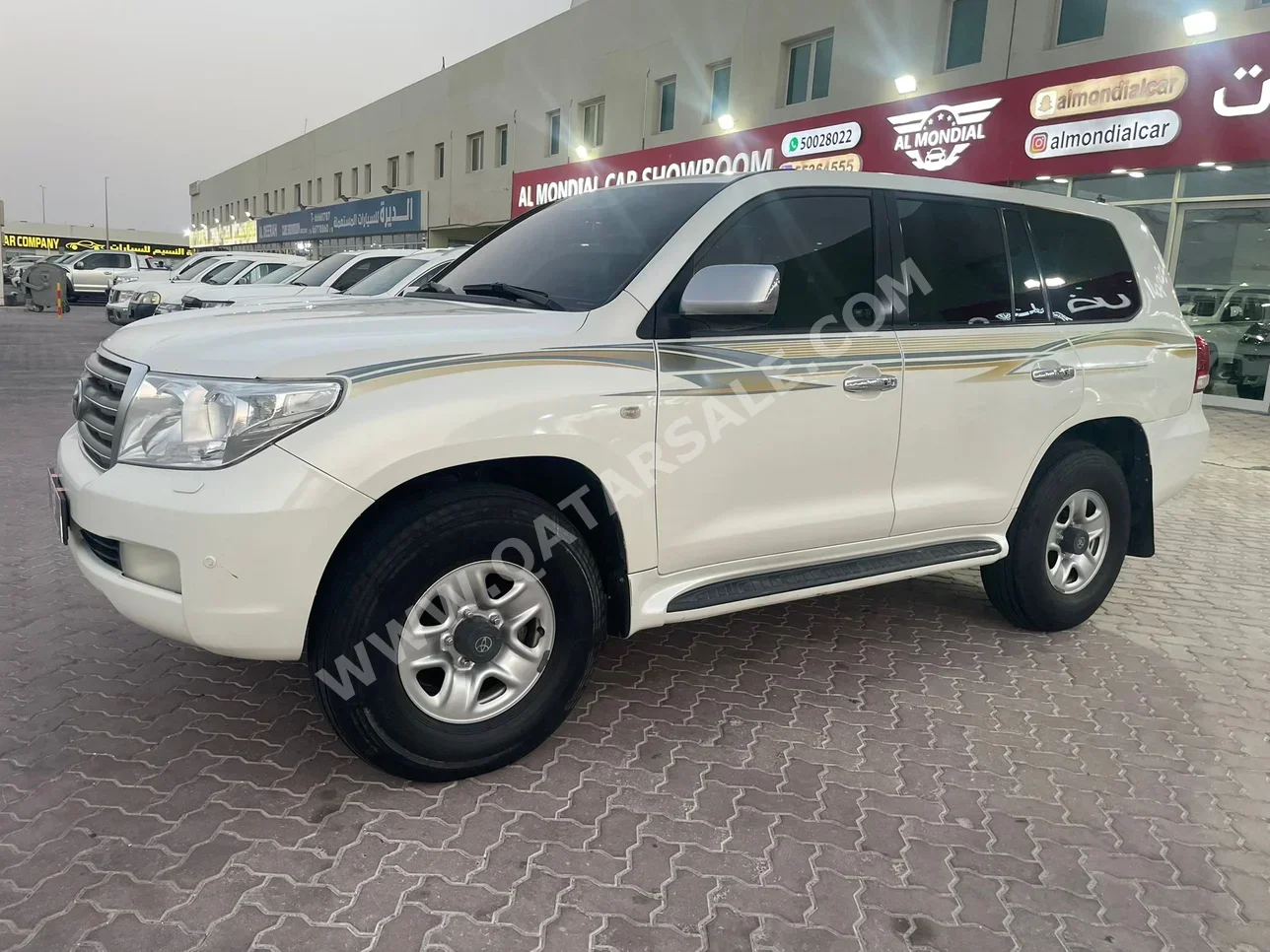 Toyota  Land Cruiser  VXR  2009  Automatic  564,000 Km  8 Cylinder  Four Wheel Drive (4WD)  SUV  White