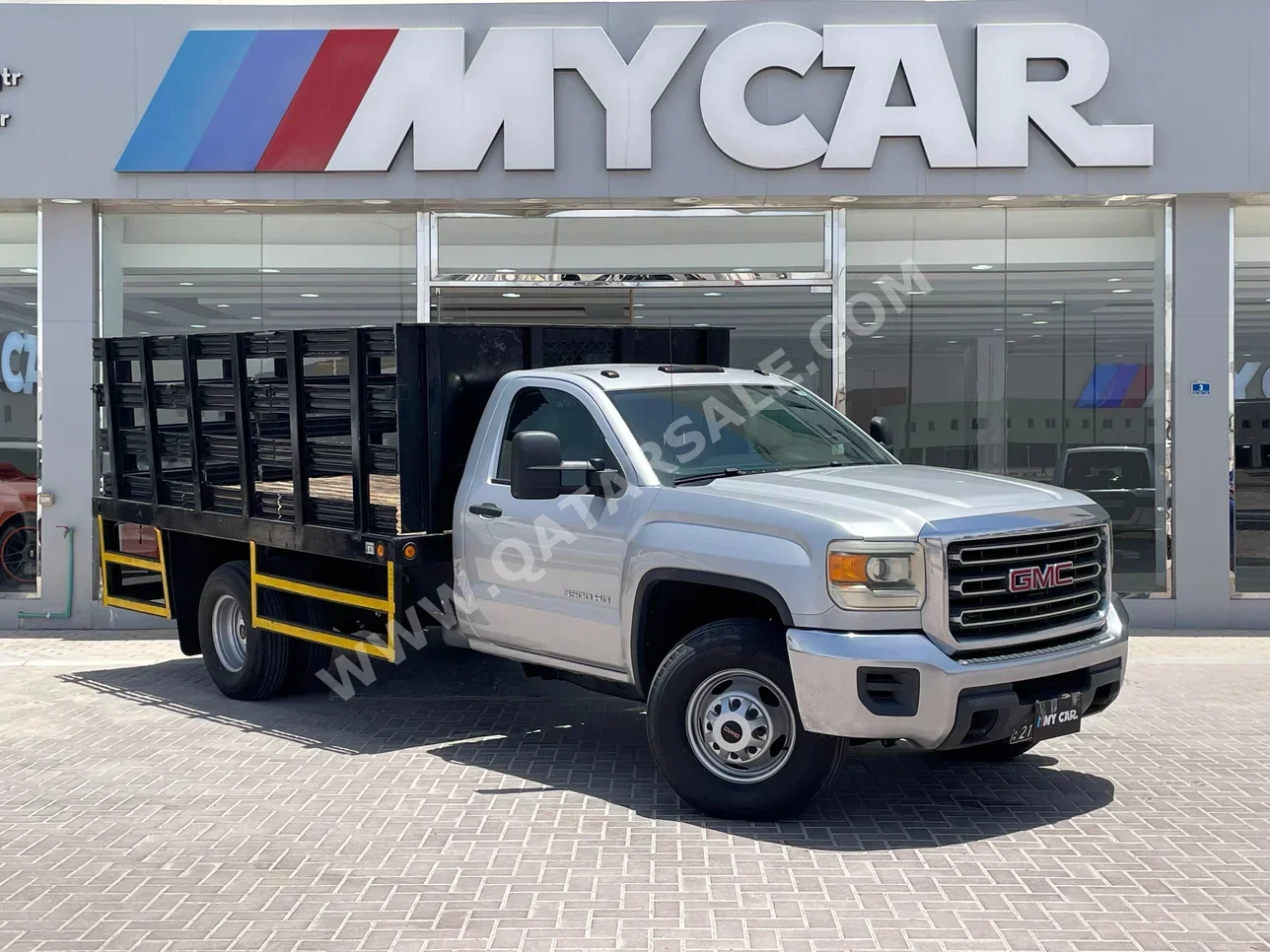 GMC  Sierra  3500 HD  2015  Automatic  62,000 Km  8 Cylinder  Four Wheel Drive (4WD)  Pick Up  Silver