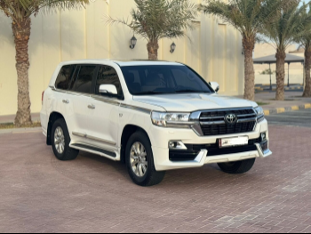 Toyota  Land Cruiser  VXR  2017  Automatic  245,000 Km  8 Cylinder  Four Wheel Drive (4WD)  SUV  White