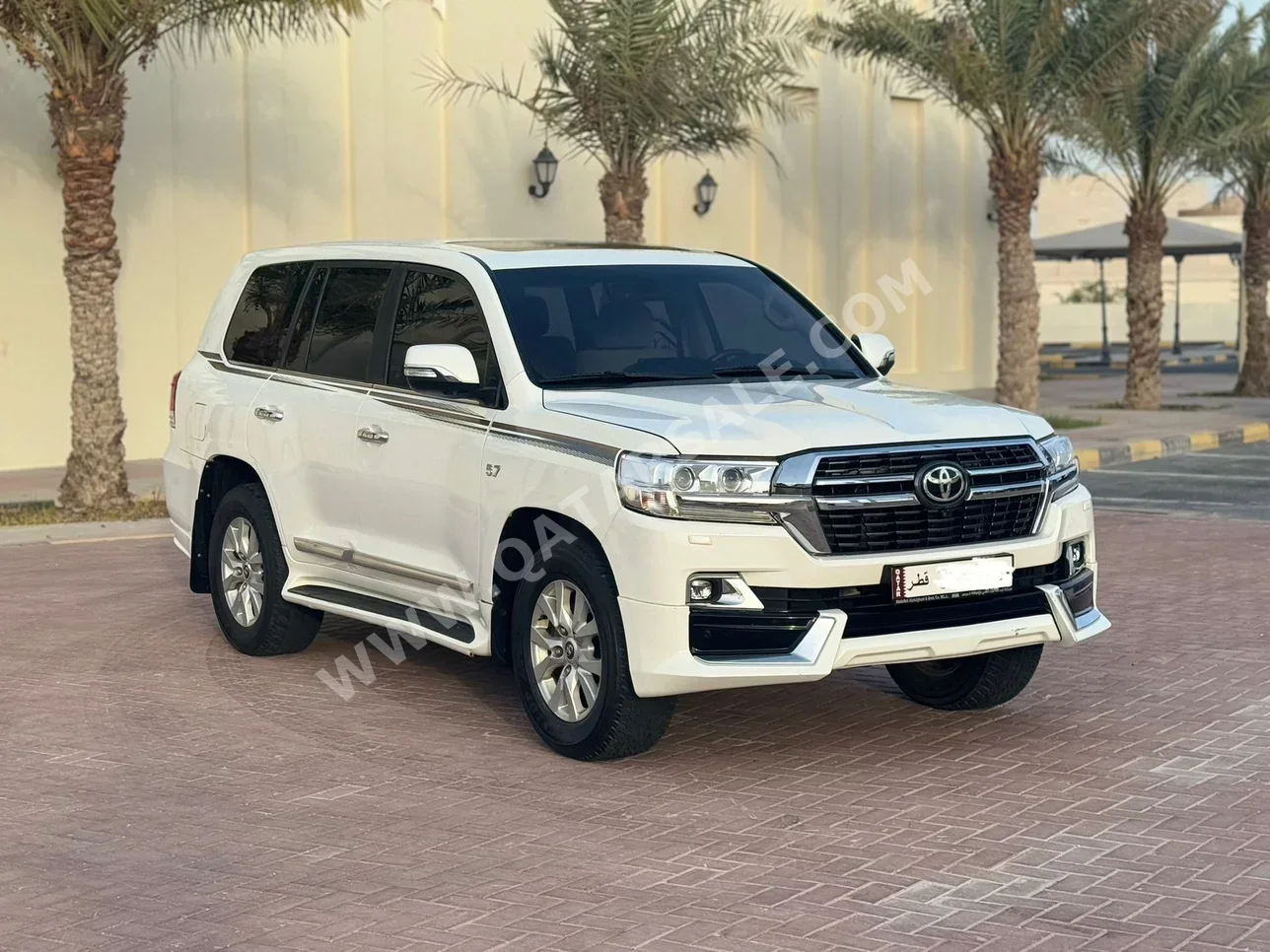 Toyota  Land Cruiser  VXR  2017  Automatic  245,000 Km  8 Cylinder  Four Wheel Drive (4WD)  SUV  White