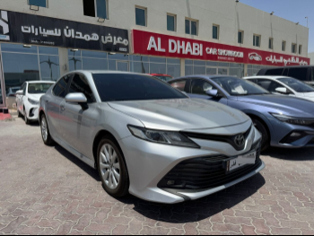 تويوتا  كامري  جي ال اي  2019  اوتوماتيك  161,000 كم  4 سلندر  سحب امامي  سيدان  فضي