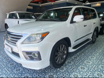 Lexus  LX  570  2013  Automatic  265,000 Km  8 Cylinder  Four Wheel Drive (4WD)  SUV  White