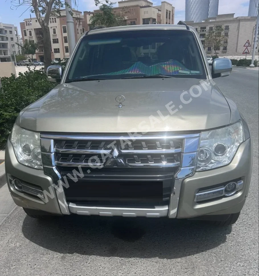 ميتسوبيشي  باجيرو  GLS  2015  اوتوماتيك  141,000 كم  6 سلندر  دفع رباعي  اس يو في  بيج