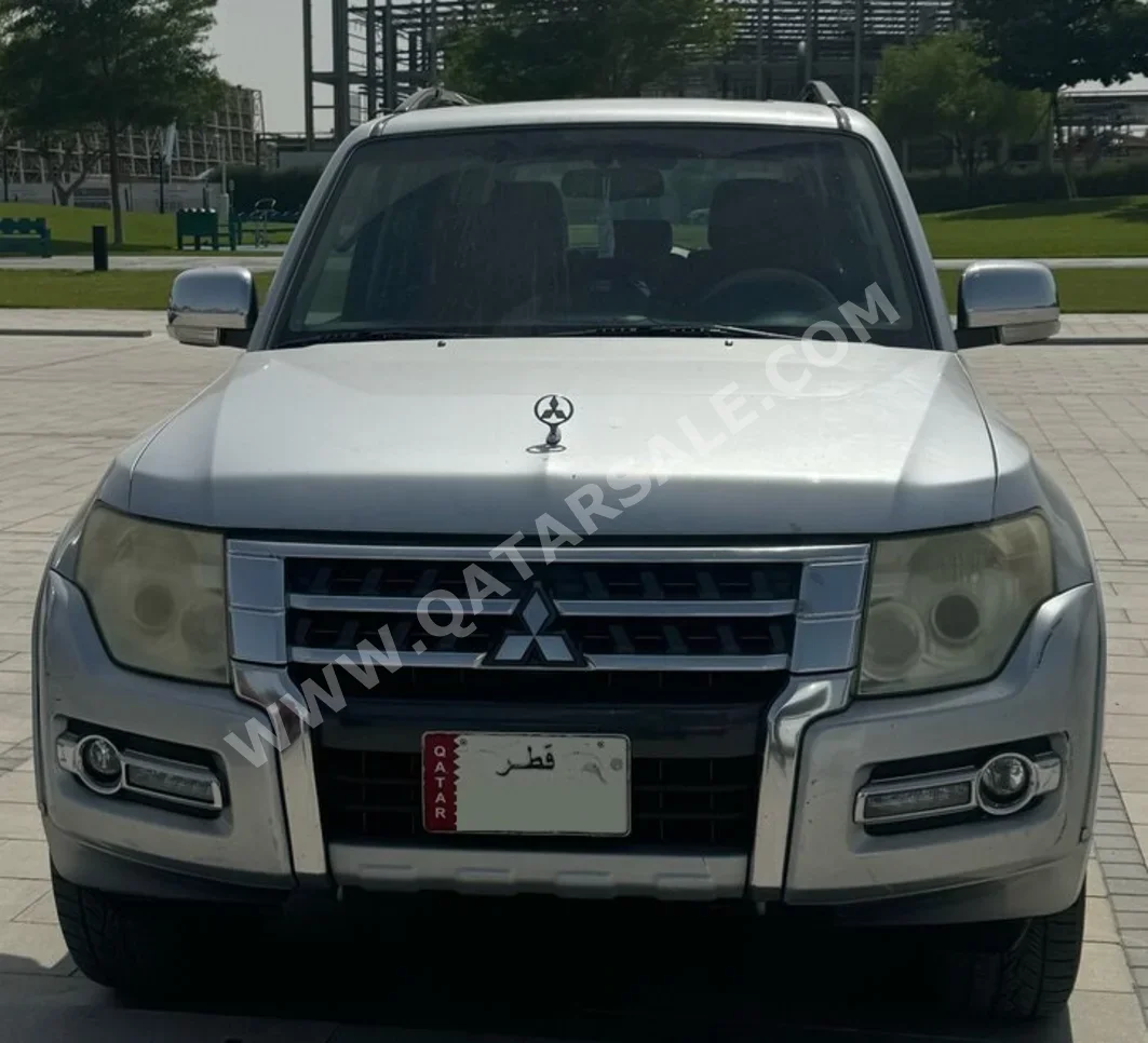 ميتسوبيشي  باجيرو  GLS  2015  اوتوماتيك  155,000 كم  6 سلندر  دفع رباعي  اس يو في  فضي