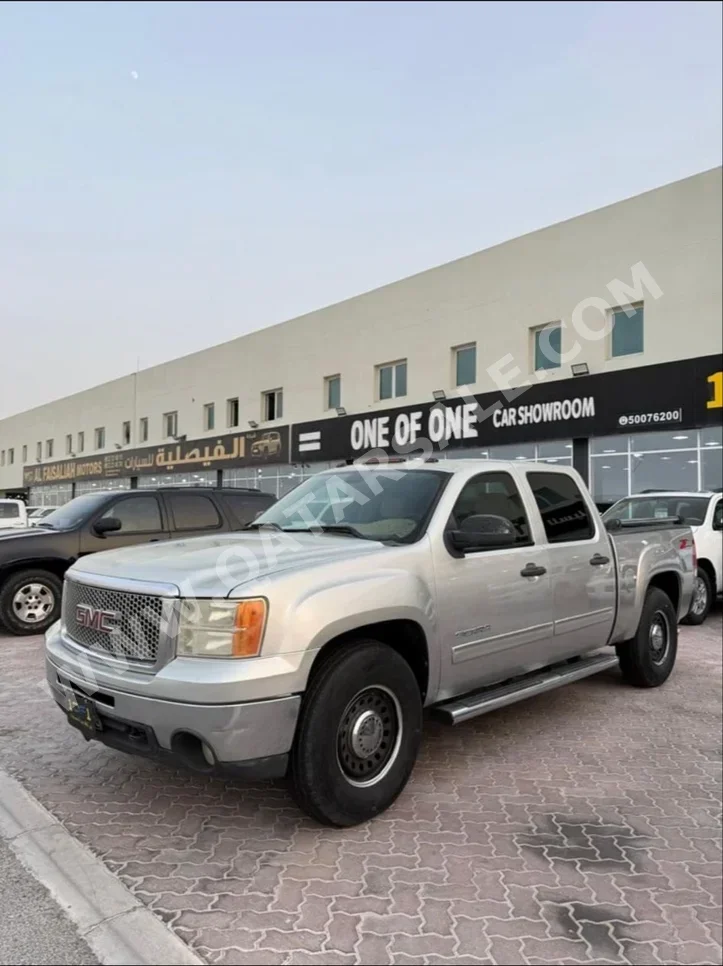 GMC  Sierra  SLE  2010  Automatic  242,000 Km  8 Cylinder  Four Wheel Drive (4WD)  Pick Up  Silver