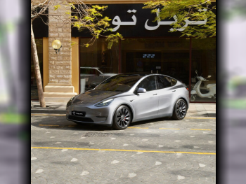 تسلا  واي  2023  اوتوماتيك  45,900 كم  0 سلندر  دفع كلي مستمر  سيدان  فضي  تحت الضمان