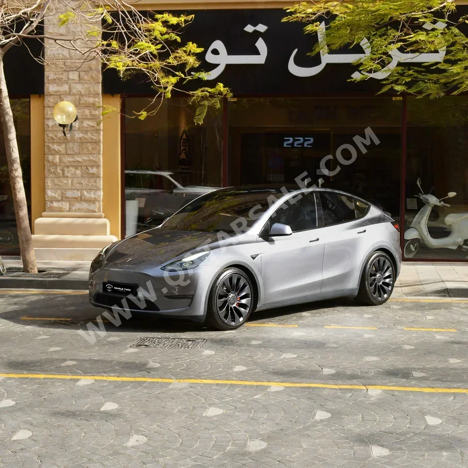 تسلا  واي  2023  اوتوماتيك  45,900 كم  0 سلندر  دفع كلي مستمر  سيدان  فضي  تحت الضمان