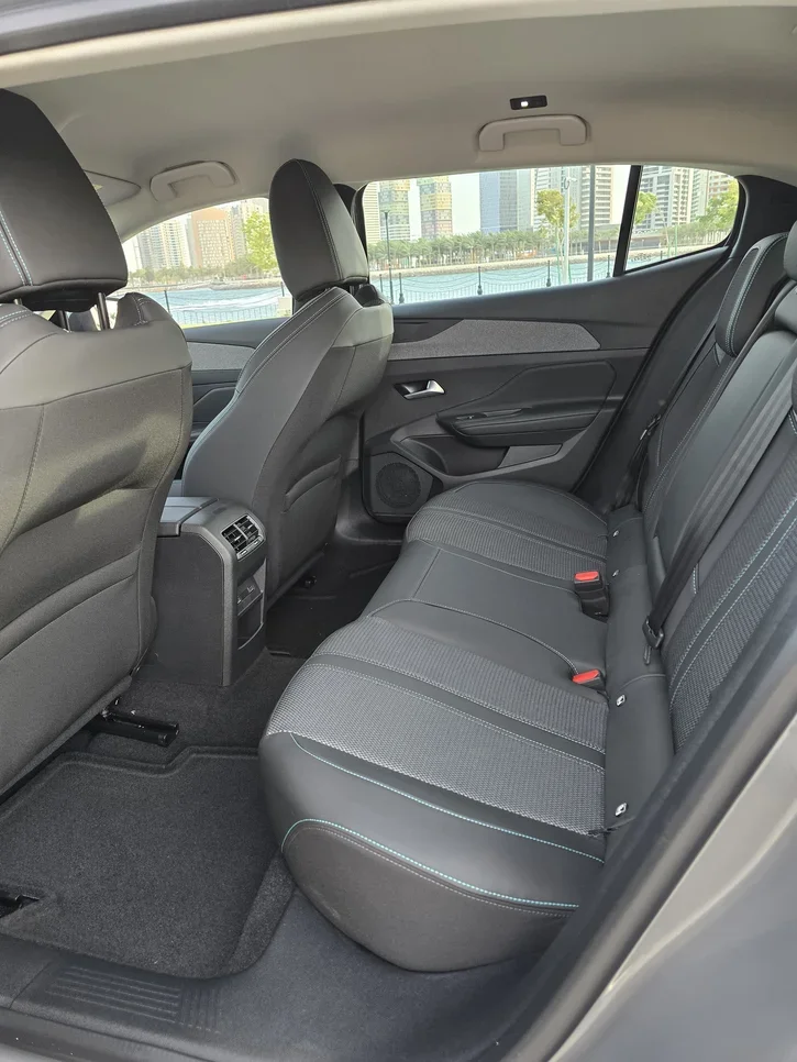 بيجو  408  4 سلندر  هاتش باك  رمادي  2026