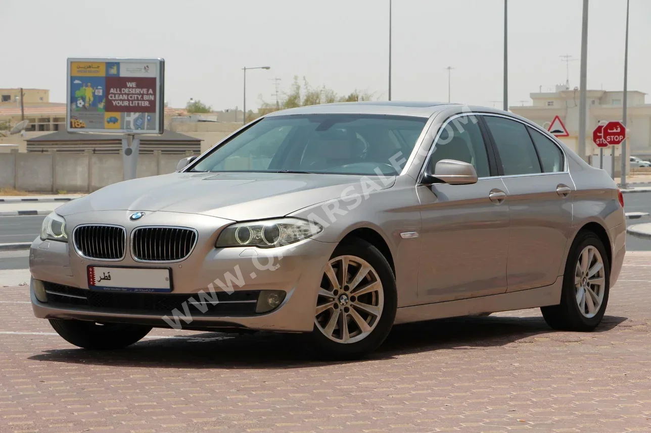 بي ام دبليو  الفئة - الخامسة  520i  2014  اوتوماتيك  149,000 كم  4 سلندر  دفع خلفي  سيدان  ذهبي فاتح