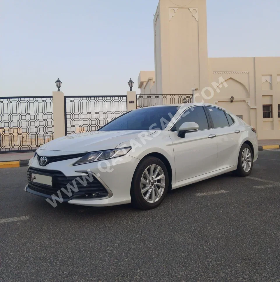 تويوتا  كامري  جي ال اي  2023  اوتوماتيك  12,000 كم  4 سلندر  سحب امامي  سيدان  أبيض  تحت الضمان