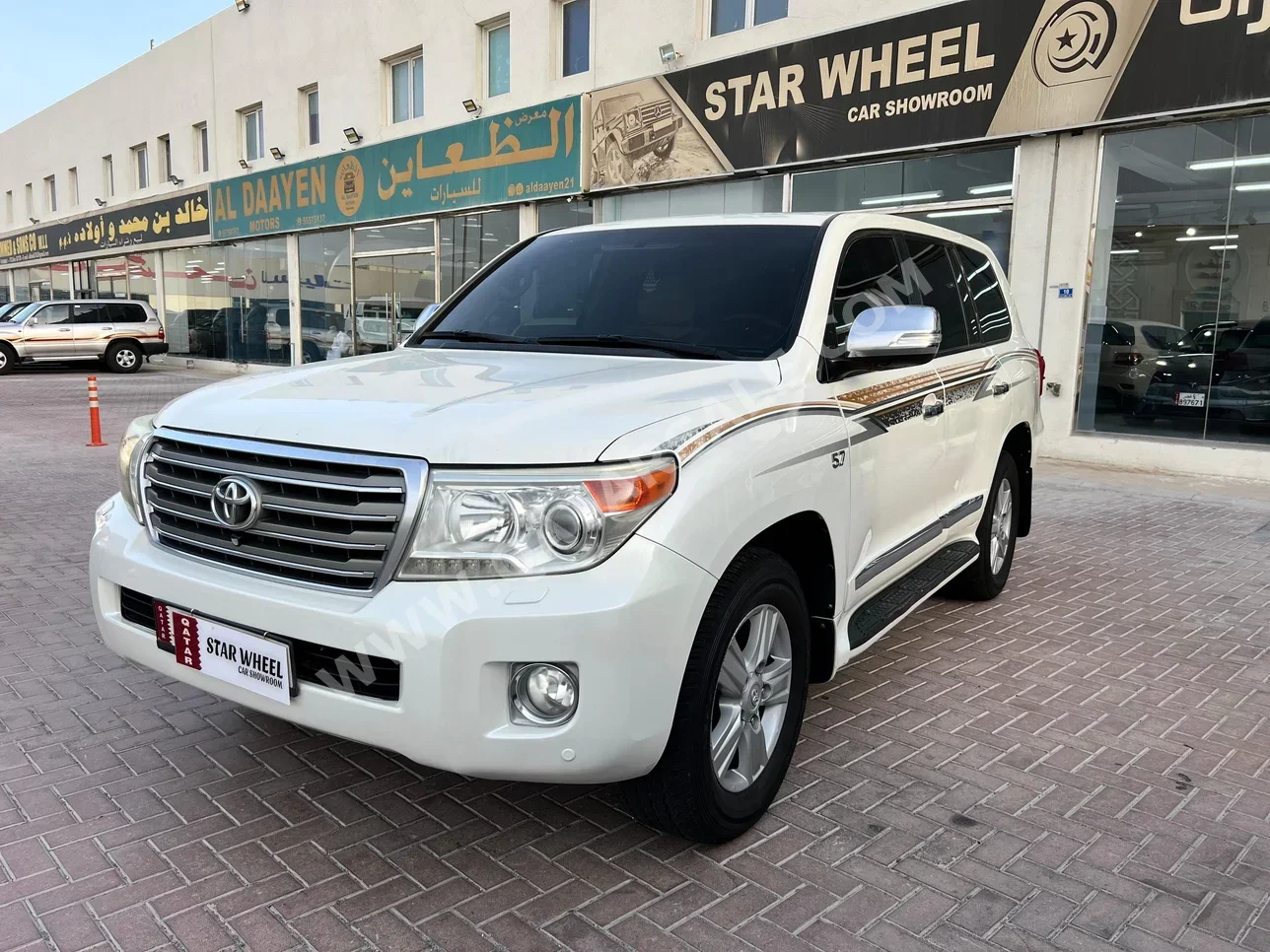 Toyota  Land Cruiser  VXR  2013  Automatic  267,000 Km  8 Cylinder  Four Wheel Drive (4WD)  SUV  White
