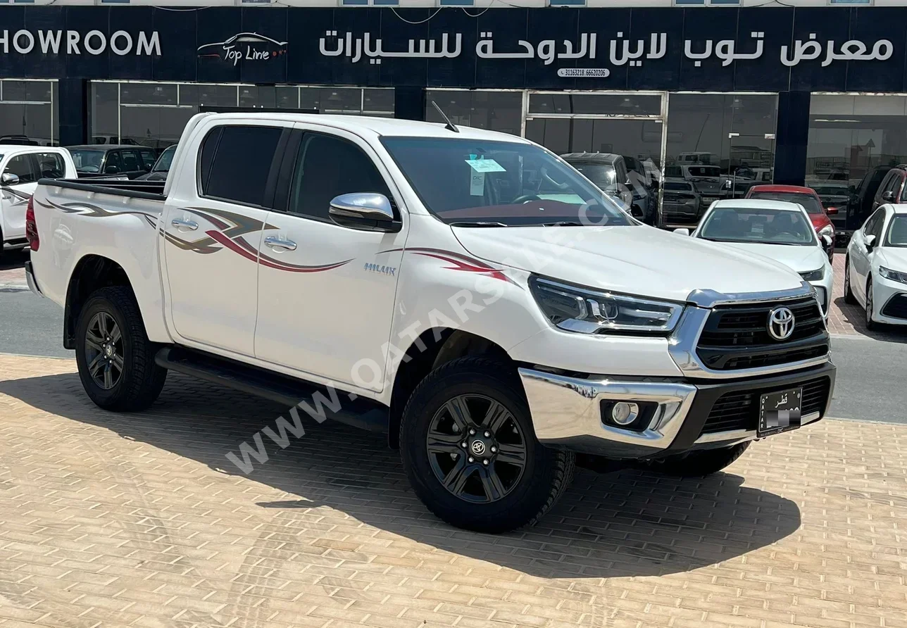 Toyota  Hilux  SR5  2025  Automatic  10,000 Km  4 Cylinder  Four Wheel Drive (4WD)  Pick Up  White  With Warranty