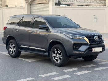 Toyota  Fortuner  2022  Automatic  30,000 Km  6 Cylinder  Four Wheel Drive (4WD)  SUV  Gray  With Warranty