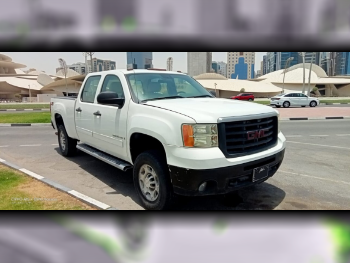 GMC  Sierra  2500 HD  2009  Automatic  350,000 Km  8 Cylinder  Four Wheel Drive (4WD)  Pick Up  White