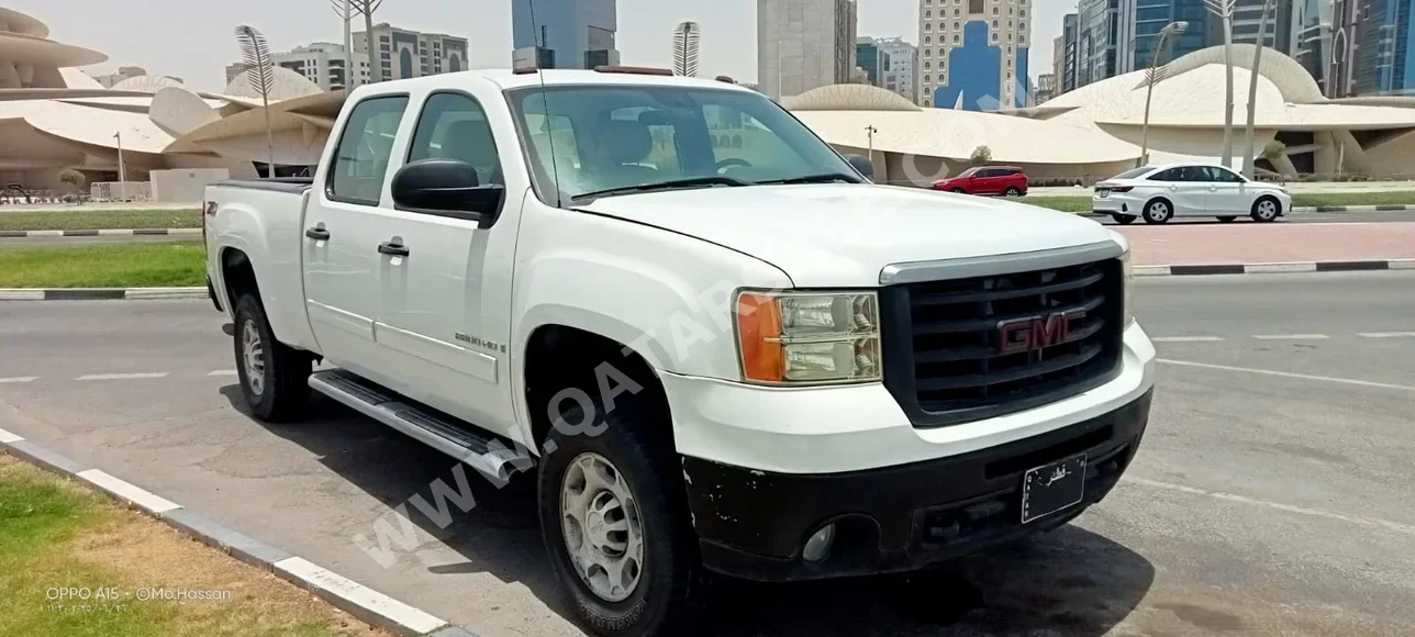 GMC  Sierra  2500 HD  2009  Automatic  350,000 Km  8 Cylinder  Four Wheel Drive (4WD)  Pick Up  White