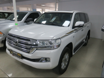 Toyota  Land Cruiser  VXR  2016  Automatic  330,000 Km  8 Cylinder  Four Wheel Drive (4WD)  SUV  White
