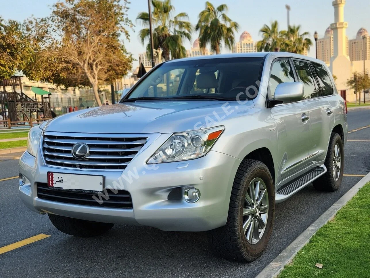 Lexus  LX  570  2010  Automatic  130,000 Km  8 Cylinder  Four Wheel Drive (4WD)  SUV  Silver