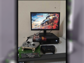 اجهزة العاب الفديو - مايكروسوفت  - اكس بوكس وان  - 500 جيجابايت  -تشمل أجهز تحكم: 2