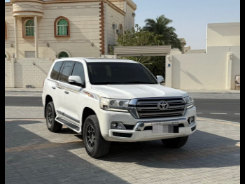 Toyota  Land Cruiser  GXR  2017  Automatic  306,000 Km  8 Cylinder  Four Wheel Drive (4WD)  SUV  White