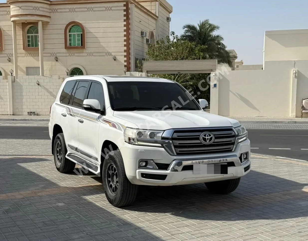 Toyota  Land Cruiser  GXR  2017  Automatic  306,000 Km  8 Cylinder  Four Wheel Drive (4WD)  SUV  White