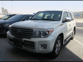 Toyota  Land Cruiser  GXR  2015  Automatic  210,000 Km  8 Cylinder  Four Wheel Drive (4WD)  SUV  White