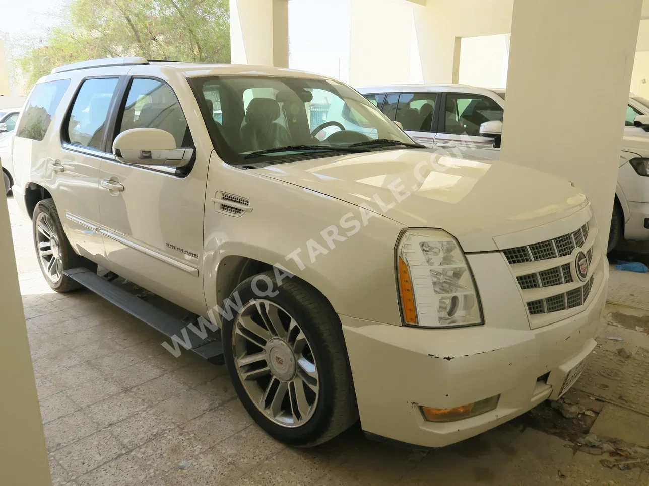 Cadillac  Escalade  2012  Automatic  357,000 Km  8 Cylinder  Four Wheel Drive (4WD)  SUV  White