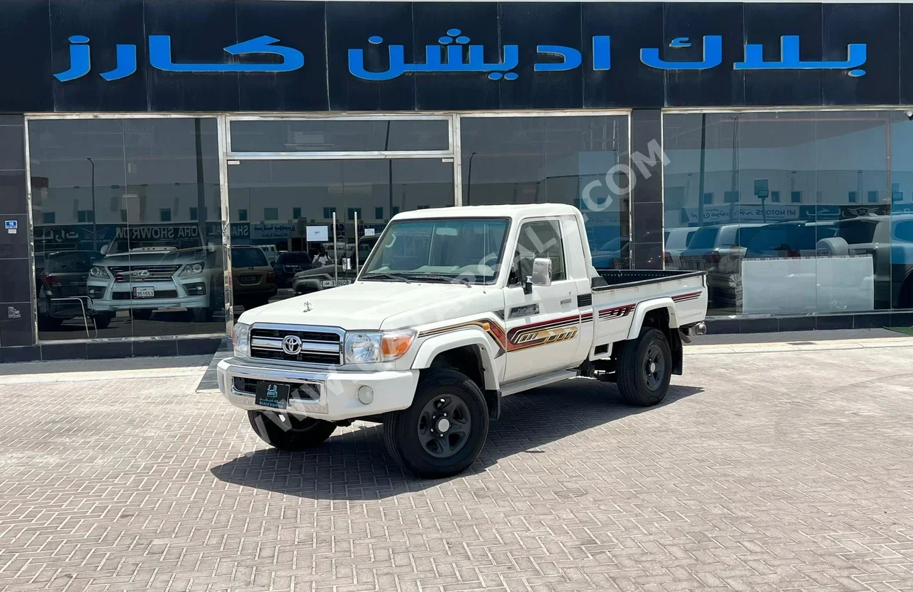 Toyota  Land Cruiser  LX  2022  Manual  100,000 Km  6 Cylinder  Four Wheel Drive (4WD)  Pick Up  White