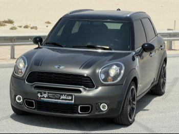 Mini  Cooper  CountryMan  2015  Automatic  116,000 Km  4 Cylinder  Rear Wheel Drive (RWD)  Hatchback  Gray