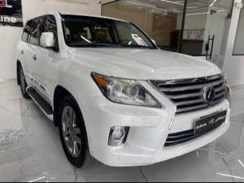 Lexus  LX  570  2013  Automatic  290,000 Km  8 Cylinder  Four Wheel Drive (4WD)  SUV  White