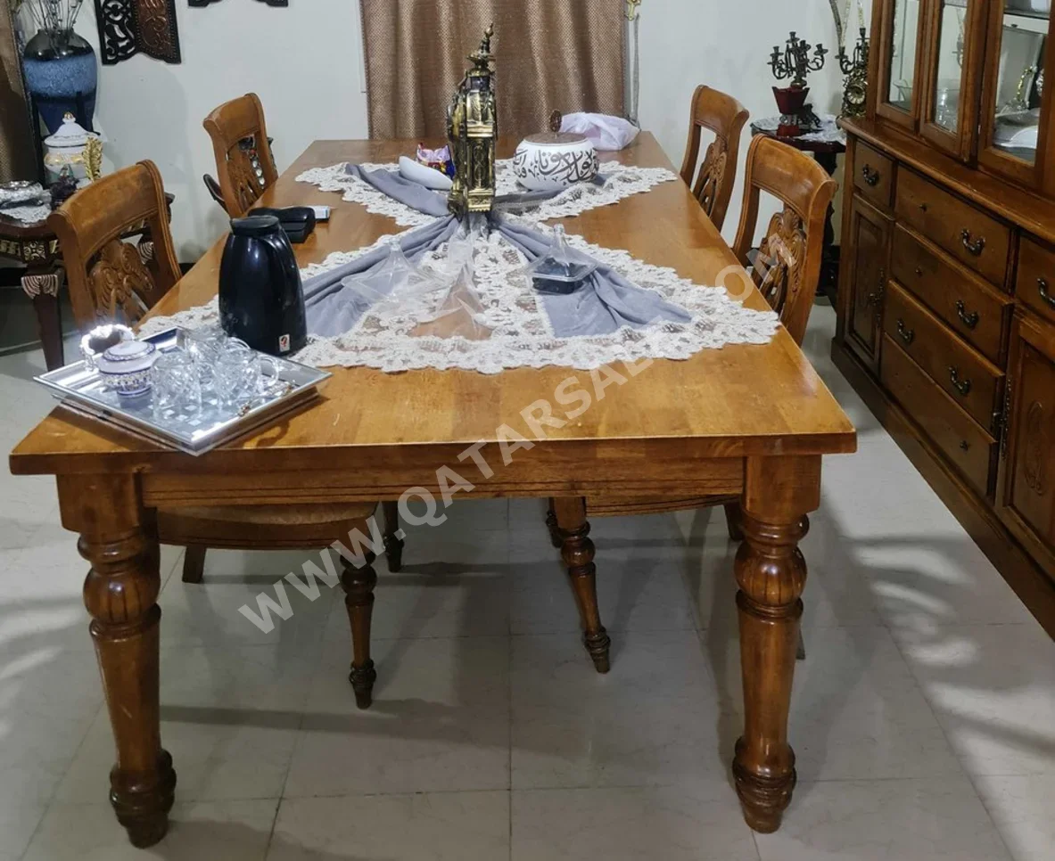 طاولة طعام مع كراسي وبوفيه