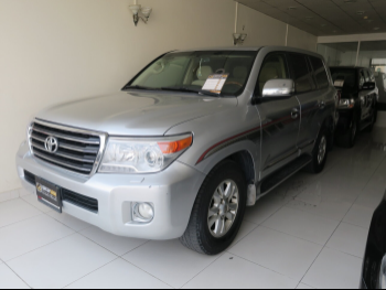Toyota  Land Cruiser  GXR  2013  Automatic  268,000 Km  8 Cylinder  Four Wheel Drive (4WD)  SUV  Gray