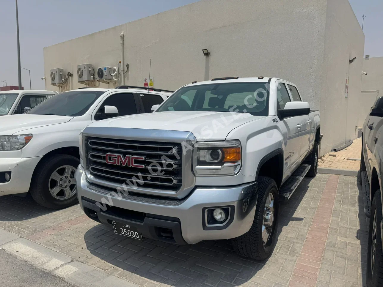 GMC  Sierra  2500 HD  2015  Automatic  177,000 Km  8 Cylinder  Four Wheel Drive (4WD)  Pick Up  White