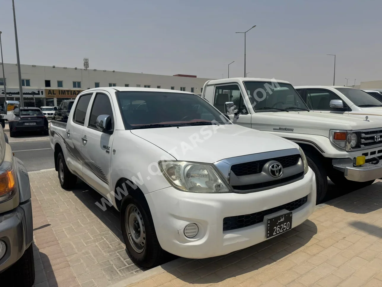 Toyota  Hilux  2011  Manual  191,000 Km  4 Cylinder  Four Wheel Drive (4WD)  Pick Up  White