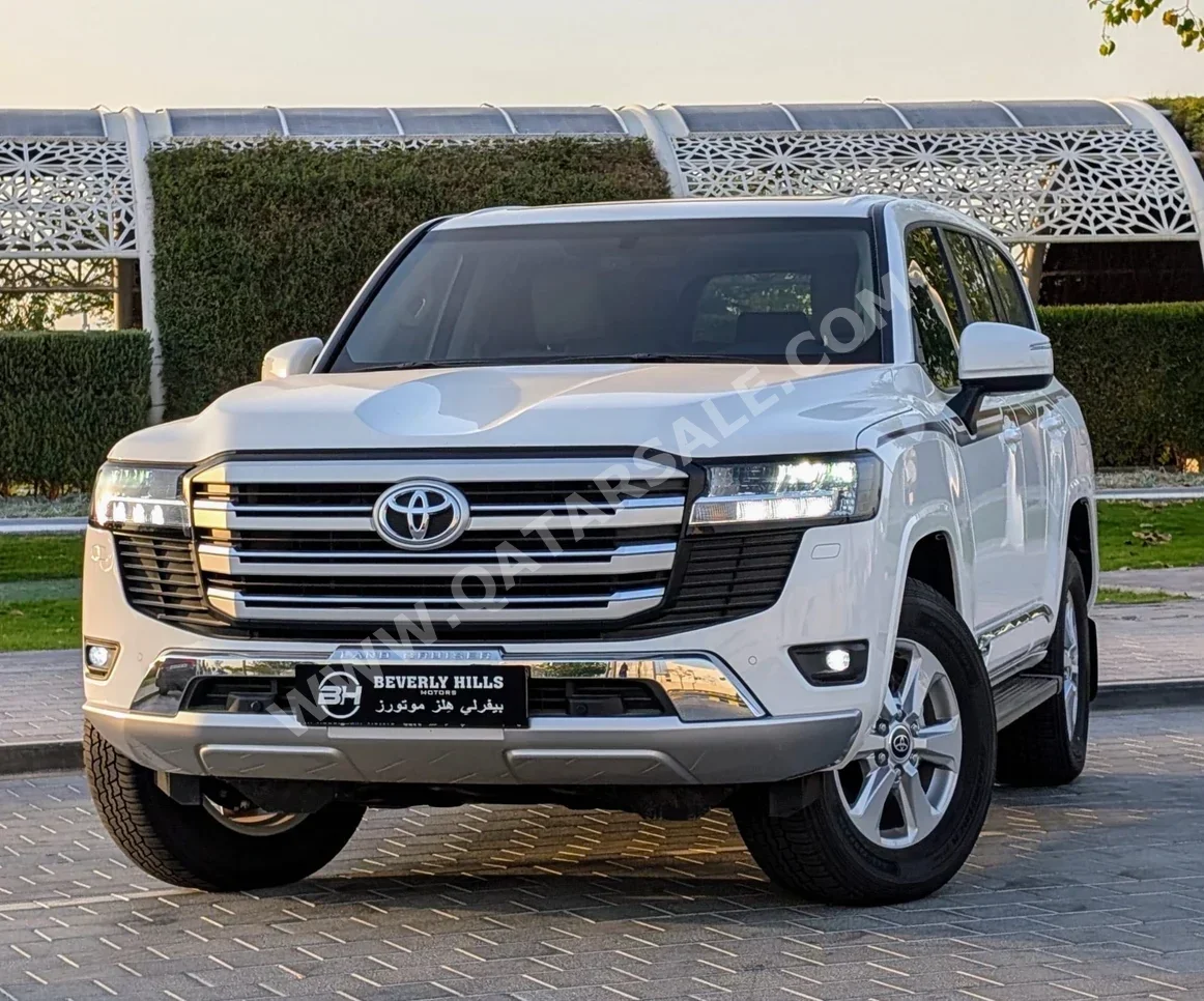 Toyota  Land Cruiser  GXR  2025  Automatic  1,400 Km  6 Cylinder  Four Wheel Drive (4WD)  SUV  White  With Warranty