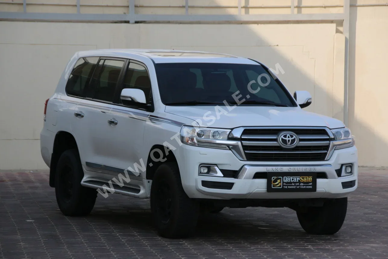 Toyota  Land Cruiser  GXR  2020  Automatic  165,000 Km  8 Cylinder  Four Wheel Drive (4WD)  SUV  White
