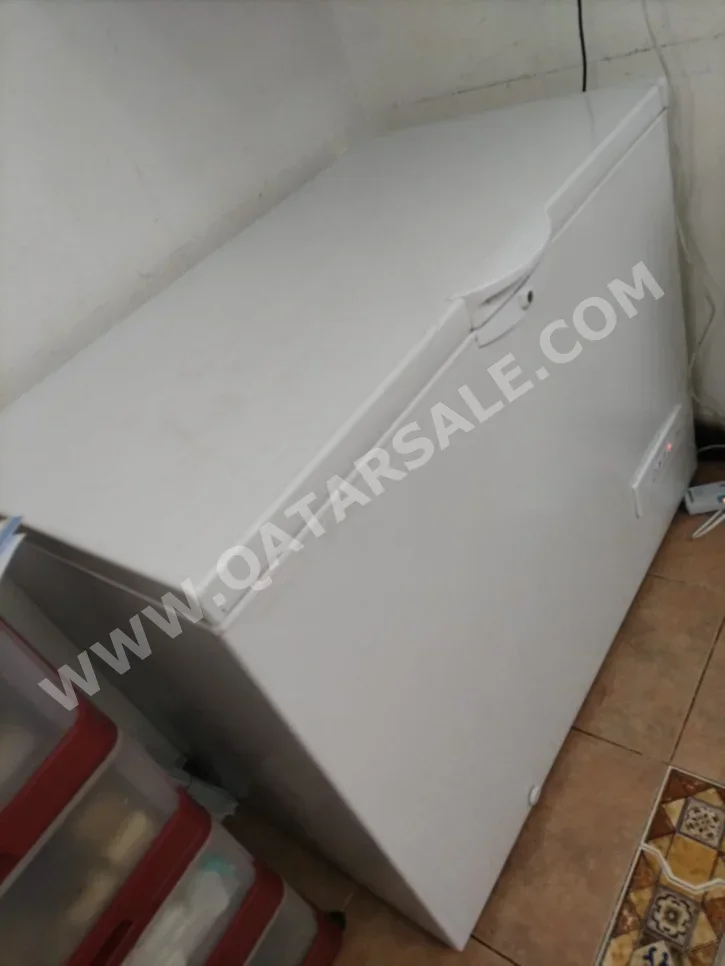 مجمدات أبيض  80 سانتيمتر  180 سانتيمتر  80 سانتيمتر \  251-300 لتر  علوي