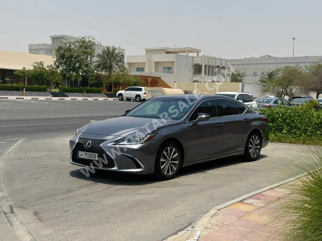 Lexus  ES  300h  2020  Automatic  178,000 Km  4 Cylinder  Front Wheel Drive (FWD)  Sedan  Gray  With Warranty