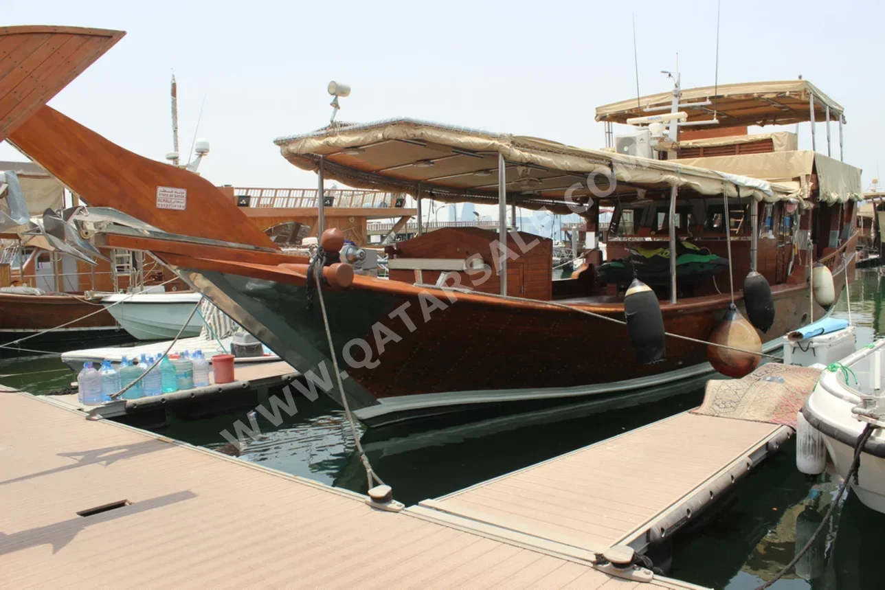 قارب خشب الطول 65 قدم  بني