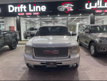 GMC  Pickup  2013  Automatic  300,000 Km  8 Cylinder  Four Wheel Drive (4WD)  Pick Up  Silver