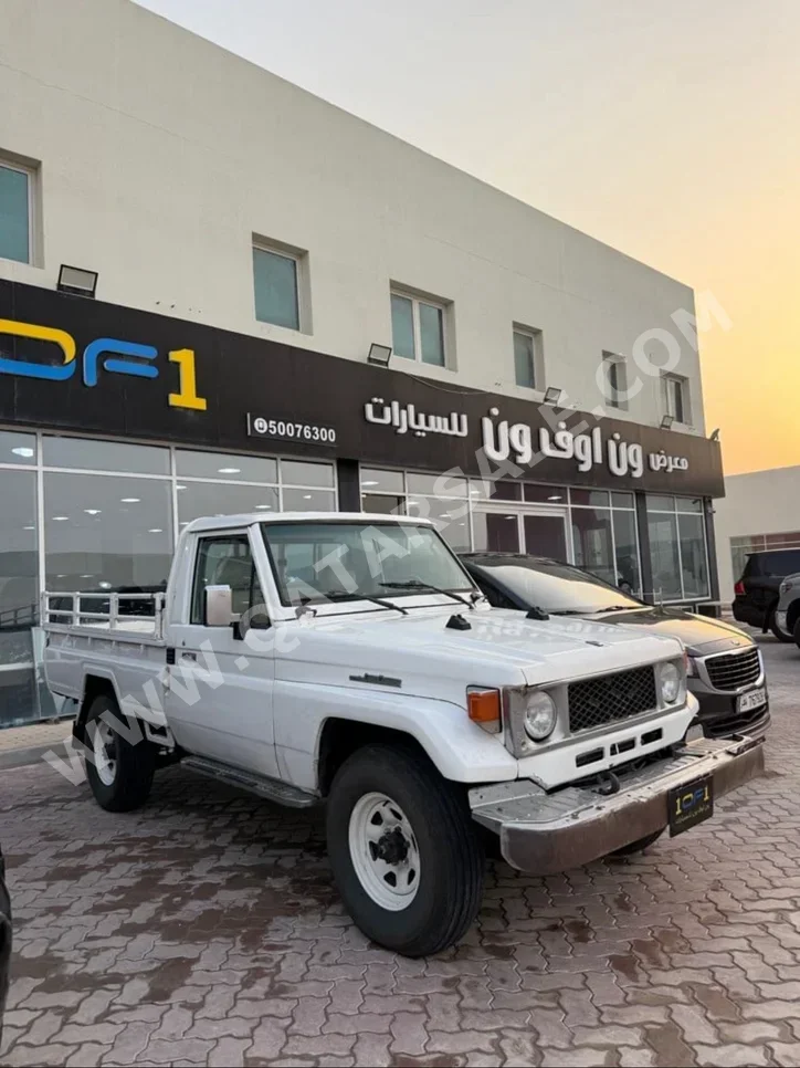 Toyota  Land Cruiser  LX  1987  Manual  200,000 Km  6 Cylinder  Four Wheel Drive (4WD)  Pick Up  Silver