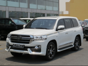 Toyota  Land Cruiser  VXR- Grand Touring S  2020  Automatic  134,000 Km  8 Cylinder  Four Wheel Drive (4WD)  SUV  White