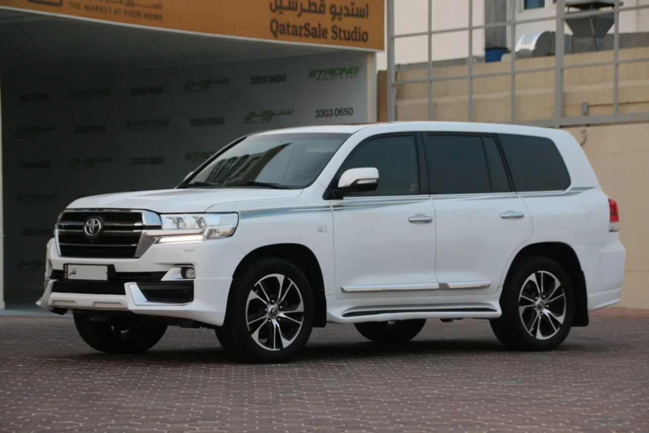 Toyota  Land Cruiser  VXR  2018  Automatic  286,000 Km  8 Cylinder  Four Wheel Drive (4WD)  SUV  White