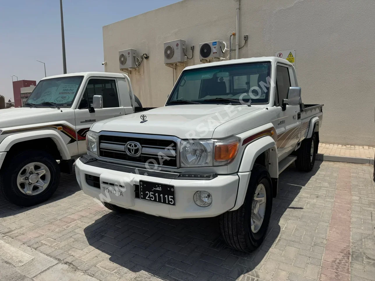 Toyota  Land Cruiser  LX  2012  Manual  205,000 Km  6 Cylinder  Four Wheel Drive (4WD)  Pick Up  White