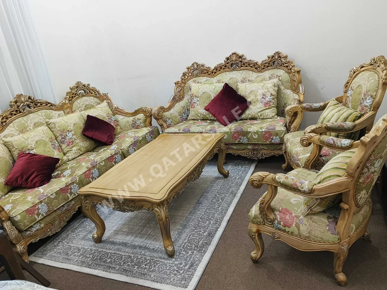 الأرائك والكنب والكراسي طقم كنب  - قماش  - أخضر  - مع طاولة  وطاولات جانبية