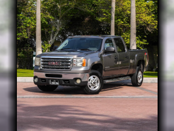 GMC  Sierra  2010  Automatic  200,000 Km  8 Cylinder  Four Wheel Drive (4WD)  Pick Up  Gray