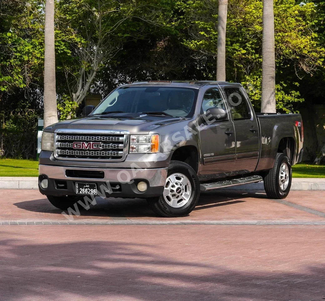 GMC  Sierra  2010  Automatic  200,000 Km  8 Cylinder  Four Wheel Drive (4WD)  Pick Up  Gray